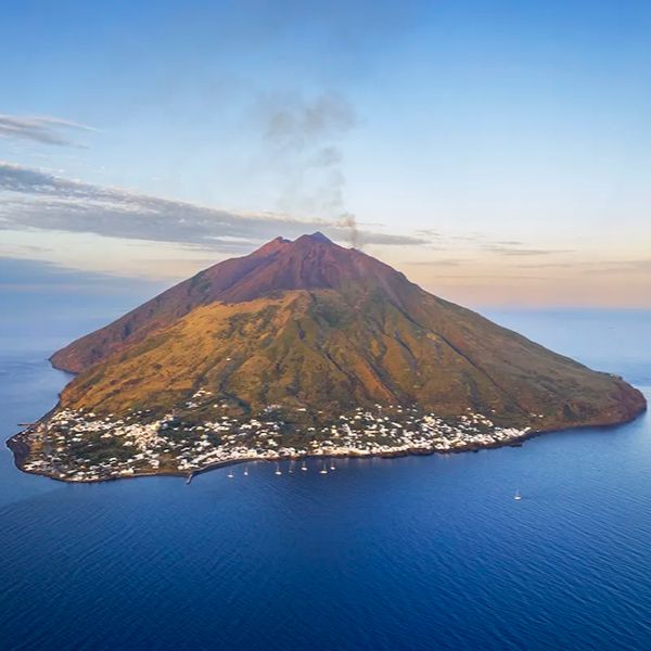 Cosa-vedere-e-cosa-fare-a-Stromboli-la-guida-completa-allisola-di-fuoco-jpg