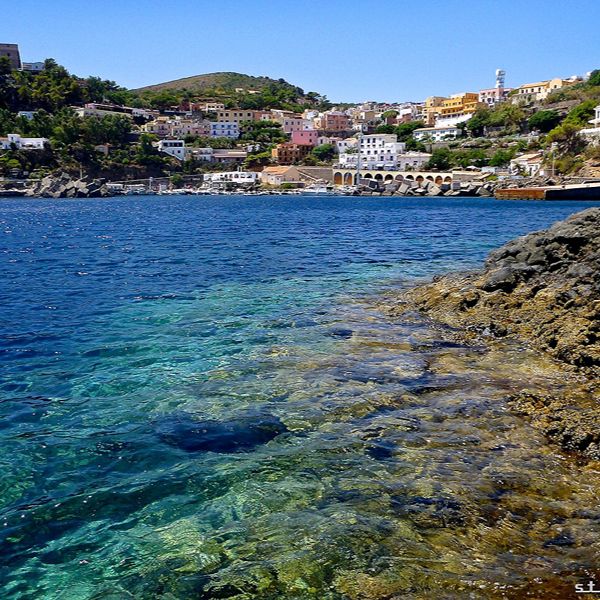 Ustica_village_from_the_sea (1)